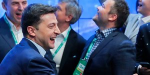 Ο Βολοντίμιρ Ζελένσκι πανηγυρίζει