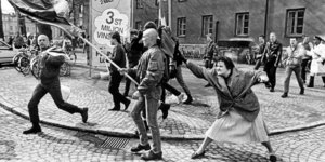 Η γυναίκα που χτύπησε με τσάντα στο κεφάλι νεοναζί 