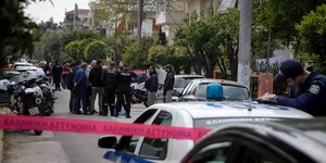 Αστυνομικοί έξω από το σπίτι στο Χαλάνδρι που έγινε το έγκλημα