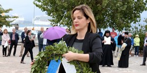 Η Αναστασία Ξεπαπαδέα καταθέτει στεφάνι