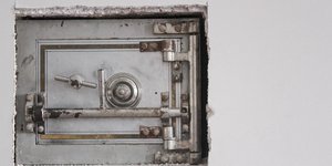 Χρηματοκιβώτιο κλειστό στον τοίχο