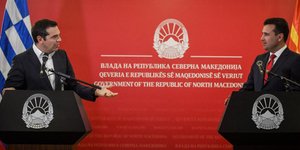 Αλέξης Τσίπρας και Ζόραν Ζάεφ στην κοινή συνέντευξη τύπου / Φωτογραφία: Τατιάνα Μπόλαρη/Eurokinissi