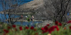 Ζευγάρι κάνει μπάνιο σε παραλία στο Μάτι