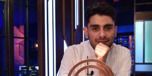 Ο Μανώλης Σαρρής με το έπαθλο του MasterChef