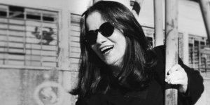 Ελένη Καραϊνδρου με μαύρα γυαλιά
