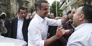 Κυριακος Μητσοτάκης χαιρετάει
