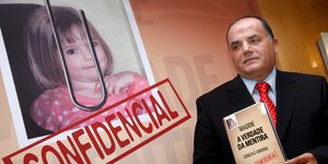 Ο πρώην ντεντέκτιβ Goncalo Amaral κρατά το βιβλίο που έχει γράψει σχετικά με την εξαφάνιση της μικρής Μαντλίν