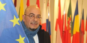 Νιαζί Κιζιλγιουρέκ με σημαίες
