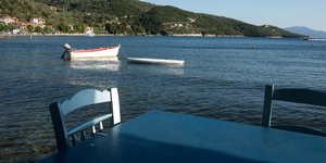 Τραπεζάκι στη θάλασσα 