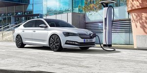 Ανανεωμένη Skoda Superb και σε υβριδική έκδοση