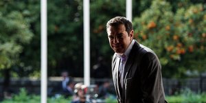 Ο Αλέξης Τσίπρας στην είσοδο του Μαξίμου με φόντο τις πορτοκαλιές