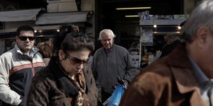 Κόσμος στην Βαρβάκειο αγορά