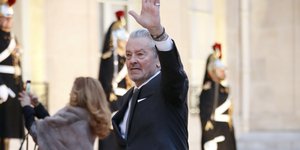 Αλέν Ντελόν χαιρετάει