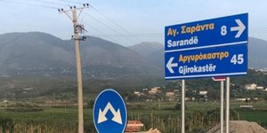 Πινακίδες στην Αλβανία