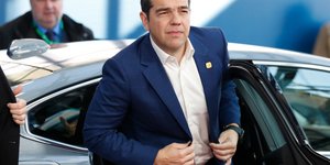 Αλέξης Τσίπρας βγαίνει από το αυτοκίνητο