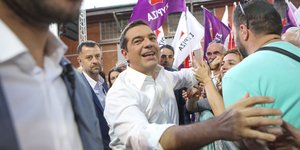 Αλέξης Τσίπρας με κόσμο 