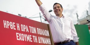 Aλέξης Τσίπρας με όρθιο χερι