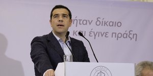 Αλέξης Τσιπρας μιλάει σε μικρόφωνο 