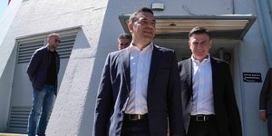 Αλέξης Τσίπρας περπατάει