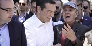 Αλέξης Τσιπρας συνομιλεί με ηλικιωμένο 