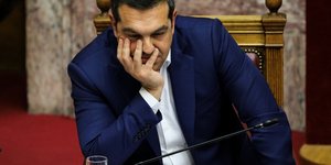 Αλέξης Τσίπρας με χέρι στο πρόσωπο