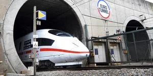 Τρένο Eurostar βγαίνει από τη Σήραγγα της Μάγχης 