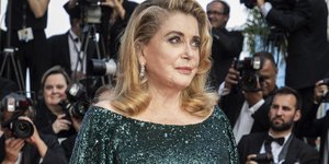 Η Κατρίν Ντενέβ στο κόκκινο χαλί με πράσινη παγιετέ τουαλέτα 