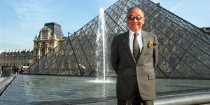 Ο αρχιτέκτονας μπροστά στην πυραμίδα του Λούβρου