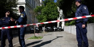 ρεις αστυνομικοί και κορδέλα της αστυνομιας