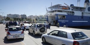 Αυτοκίνητα στο λιμάνι φεύγουν με πλοίο