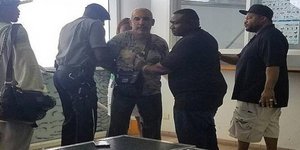 Η στιγμή της σύλληψης του Άλκη Δαυίδ στο αεροδρόμιο του Αγίου Χριστοφόρου 