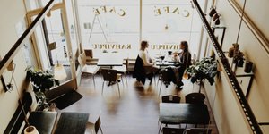 Δυο κοπέλες πίνουν καφέ 