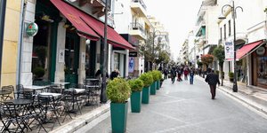 Πολίτες περπατάνε στο δρόμο
