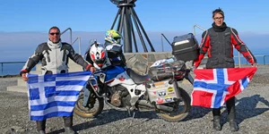 Πατέρας και γιος με σημαίες