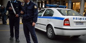 Δύο αστυνομικοί με περιπολικό