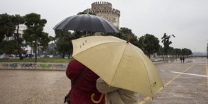 Δύο ομπρέλες μπροστά από τον Λευκό Πύργο