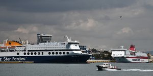Δύο πλοία και ένα σκάφος