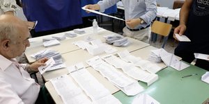Συνεχίζεται η καταμέτρηση σε εκλογικό κέντρο