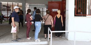 Εκλογικό κέντρο με κόσμο