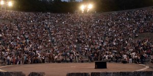 Θέατρο Επιδαύρου με προβολείς