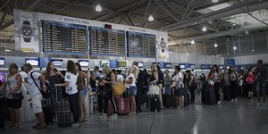 Επιβάτες στο αεροδρόμιο 