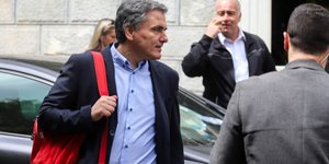 Ευκλειδης Τσακαλώτος με το σακίδιό του