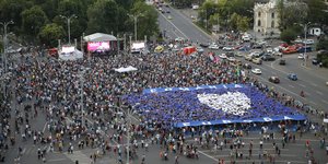 Κόσμος με πανό στο δρόμο 