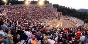 Επίδαυρος με κόσμο στις κερκίδες
