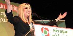 Φωφη Γεννηματα με ανοιχτά χέρια 