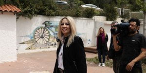 Φώφη Γεννηματα με μαυρο σακάκι 