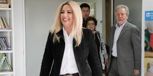 Φώφη Γεννηματά με μαυρο σακάκι και άσπρο πουκάμισο 