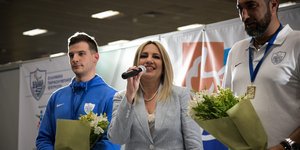 Φωφη Γεννηματά με μικρόφωνο και δύο άντρες