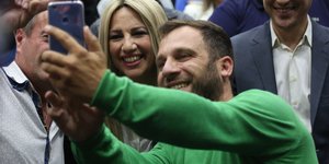 Φώφη Γεννηματά βγάζει σέλφι