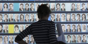 Γυναίκα κοιτάζει φωτογραφίες 